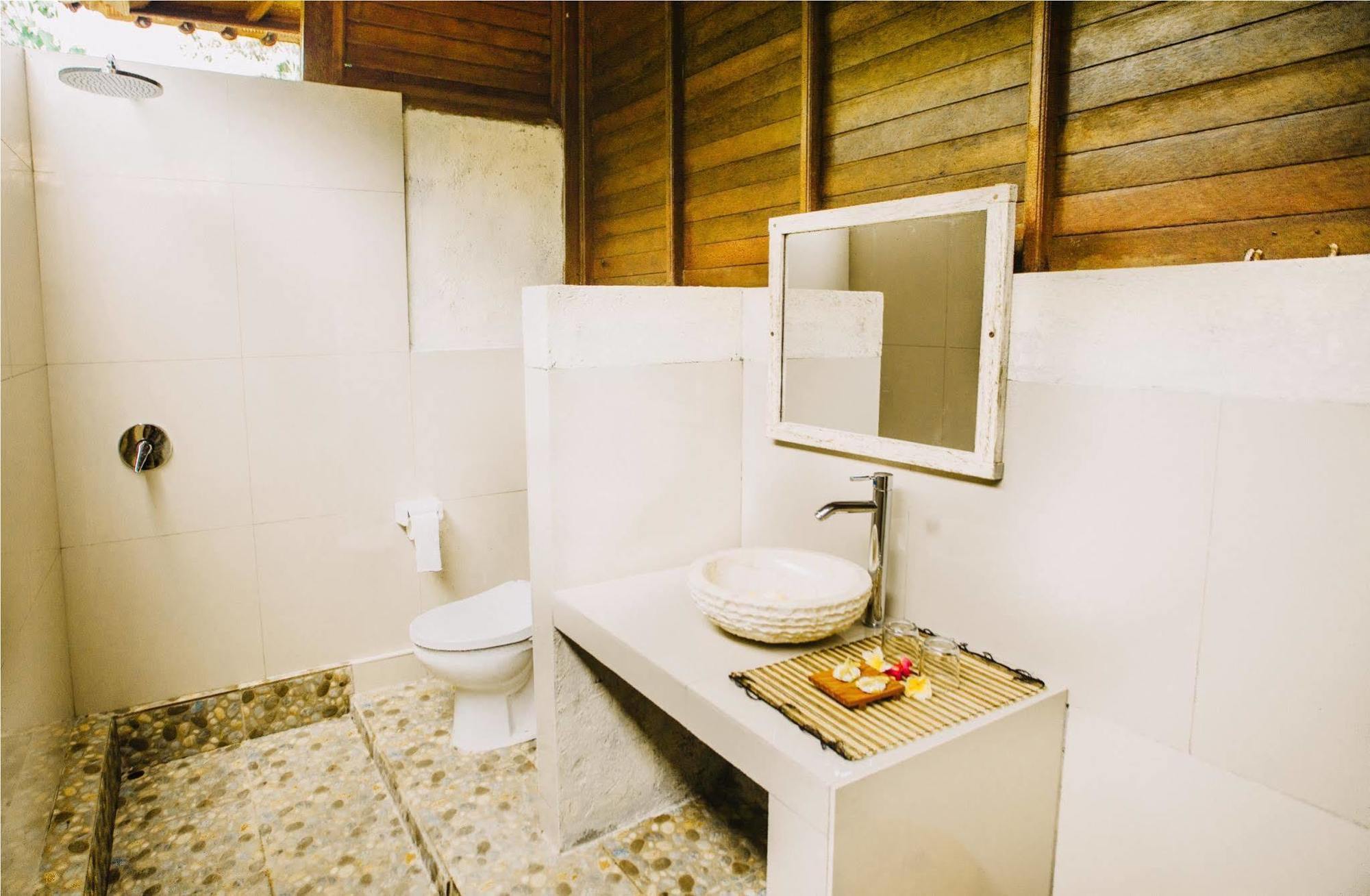 Starfish Lembongan Hotel Exterior photo
